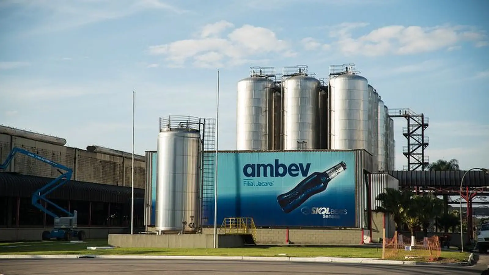 Ambev Lucra Mais Vendendo Menos Cerveja? Entenda a Estratégia