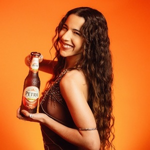 Cerveja Petra e Marina Sena: Parceria Musical Agita Belo Horizonte e Impulsiona Negócios