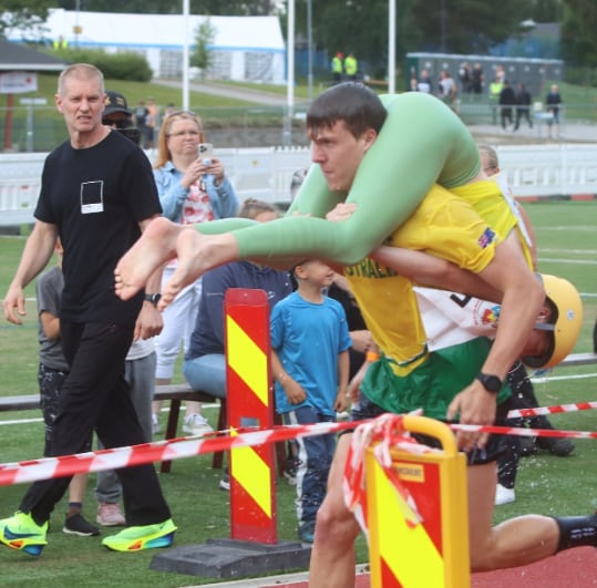 Campeonato na Finlândia: Vença a Corrida e Leve o Peso da Parceira em Cerveja