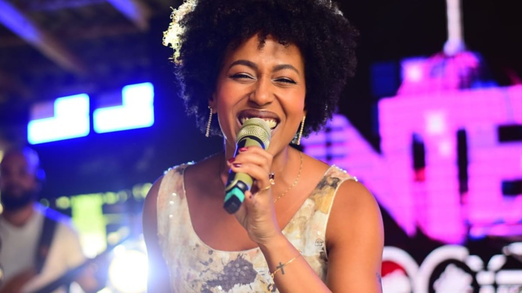 Cerveja a R$ 5,90 e Pop Rock: Evento em Cervejaria de Bicanga Agita Véspera de Feriado