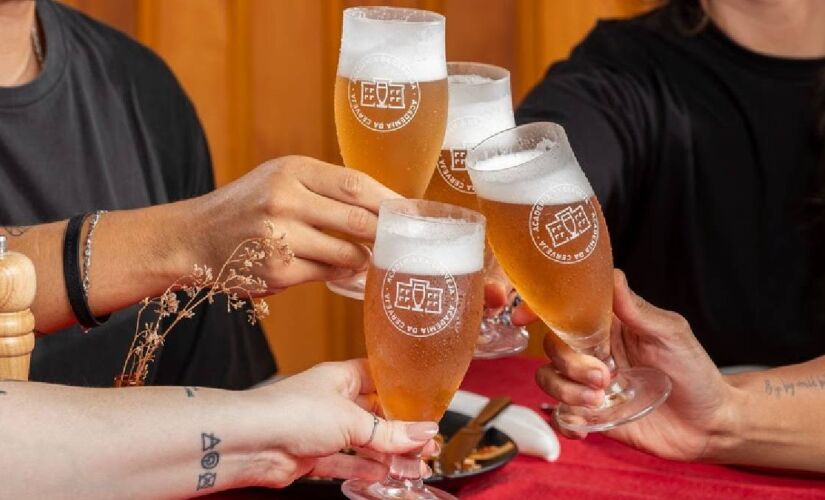 Pinte, Beba e Relaxe: Oficina de Cerâmica com Degustação de Cerveja em SP